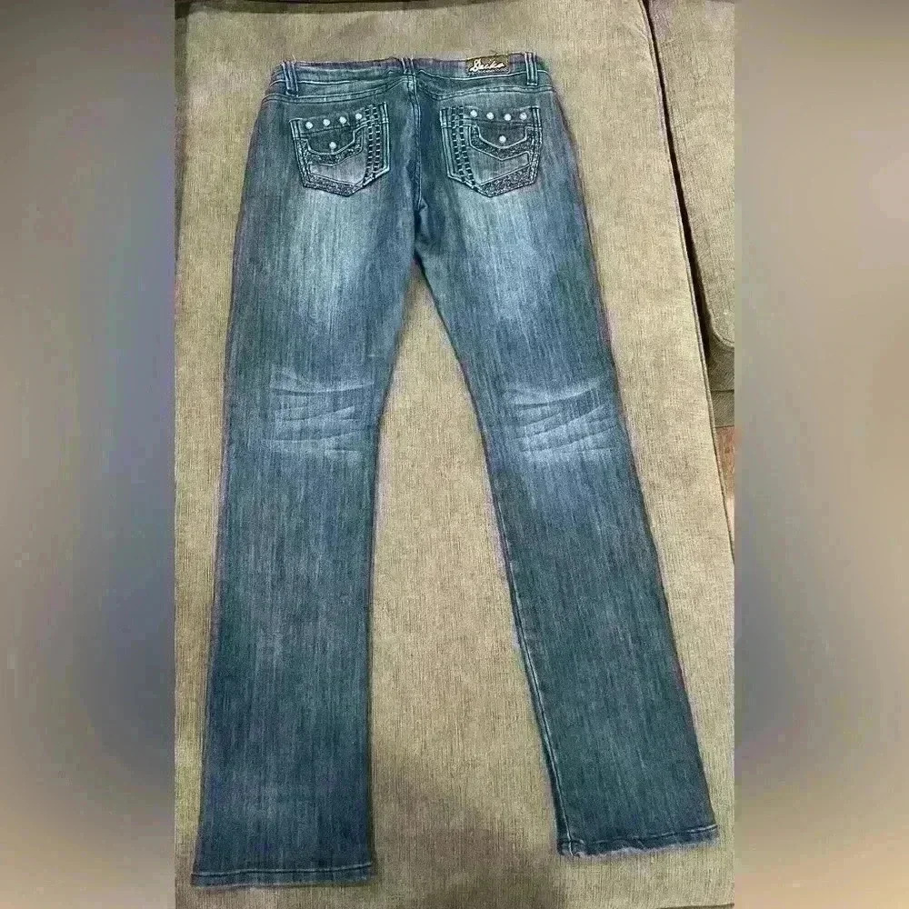 Jeans with embellished back pockets